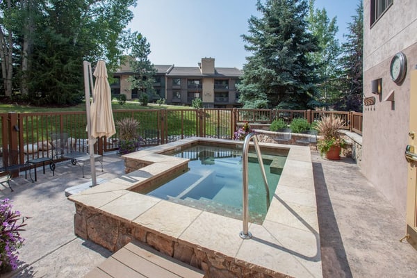 Luxury, Top-Floor, Ski-In/Ski-Out Condo w/ Fireplace, Balcony & Shared Hot Tub