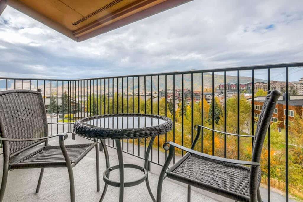 Splendid ski-in/ski-out condo w/ loft area, gorgeous sunset & valley views