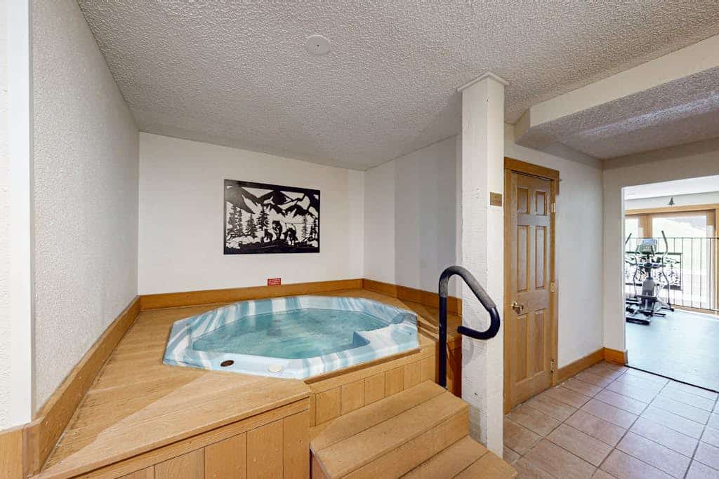 Modern slope-side condo w/ beautiful sunset and valley views & shared hot tubs