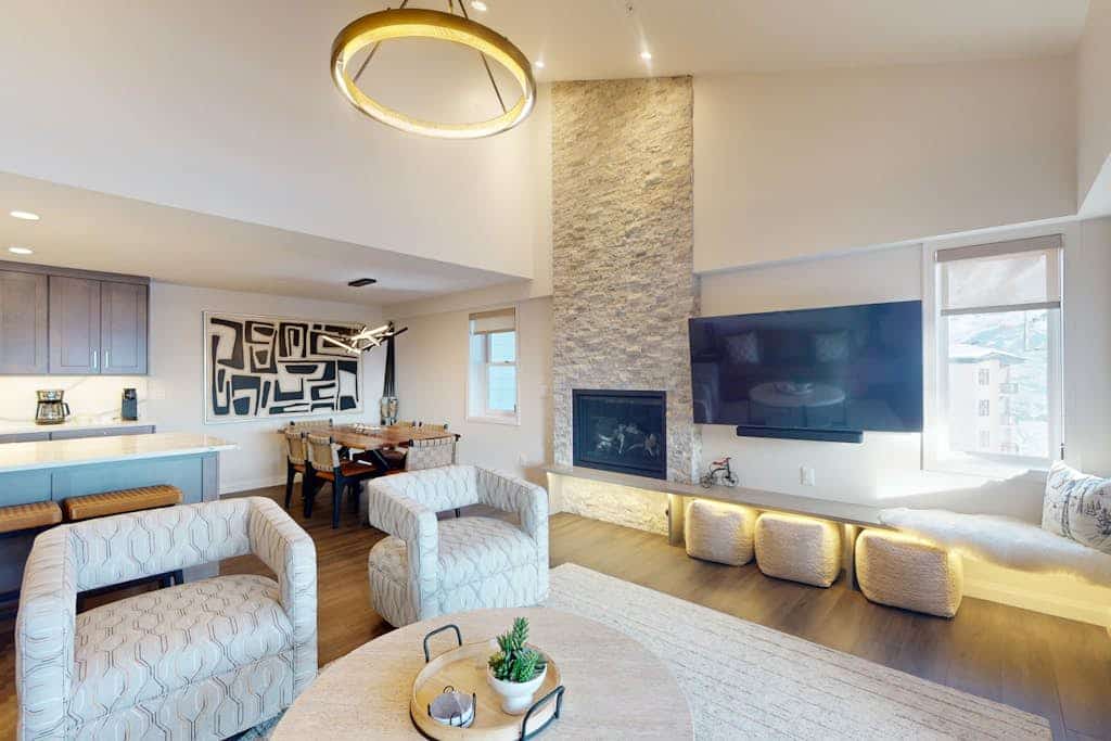 Luxury remodel, ski in/out, top floor views + vaulted ceilings, pool/hot tubs