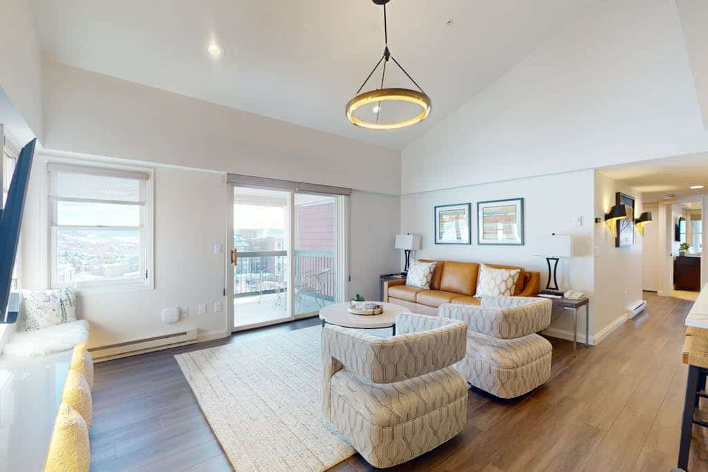 Luxury remodel, ski in/out, top floor views + vaulted ceilings, pool/hot tubs