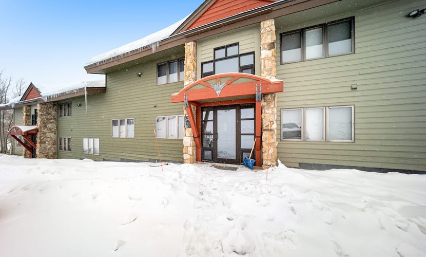 Marvelous mountain condo with mountain views & balcony - dog-friendly