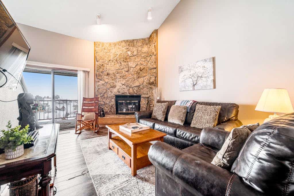 Marvelous mountain condo with mountain views & balcony - dog-friendly
