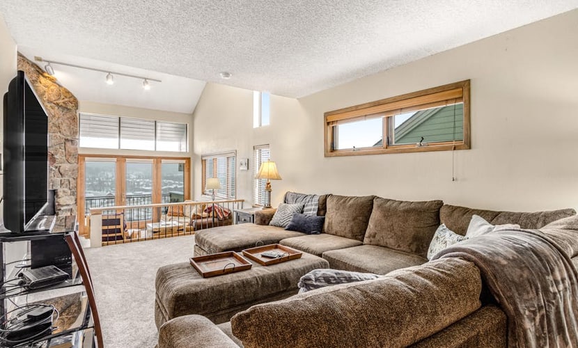 Lovely 3-story townhome with balcony, mountain view, pool, hot tub & foosball