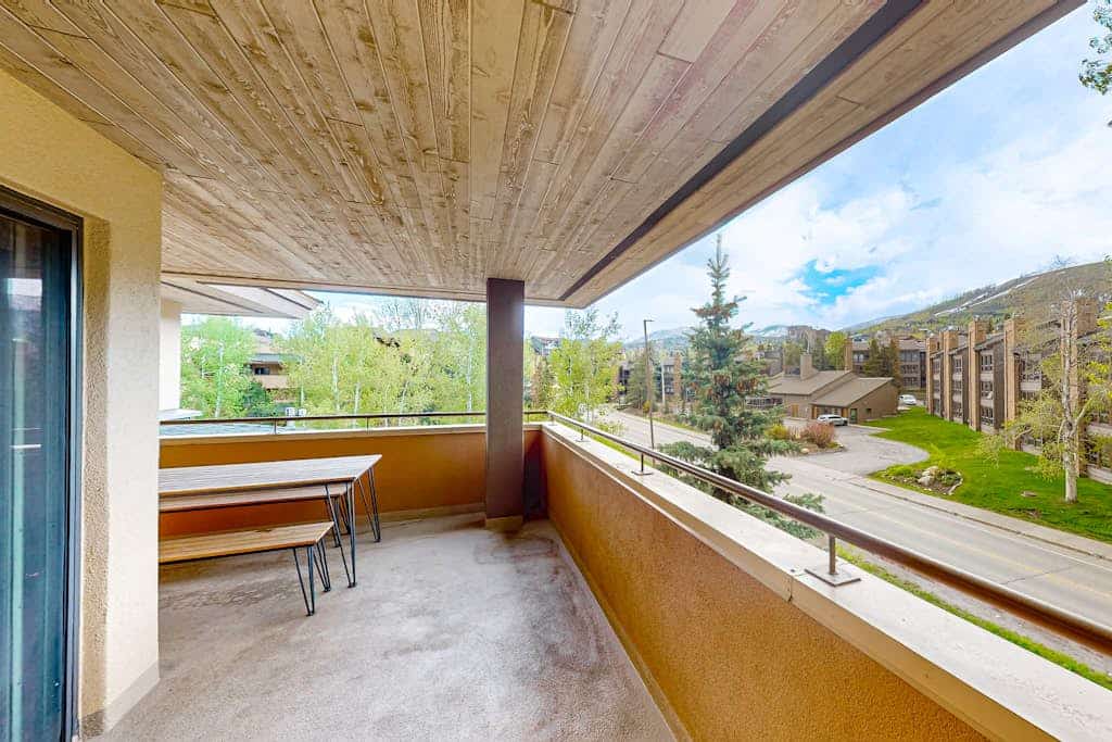 Spacious condo with pool, hot tub, gym & easy walk to lifts