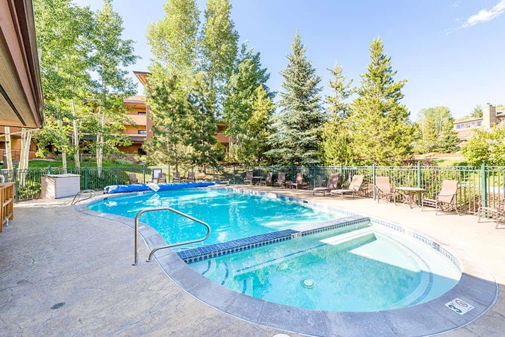 Spacious condo with pool, hot tub, gym & easy walk to lifts