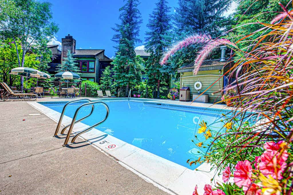 Lovely condo with pool, hot tub, washer/dryer - 1 block to Steamboat Ski Lifts