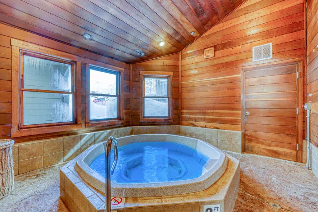 Lovely condo with pool, hot tub, washer/dryer - 1 block to Steamboat Ski Lifts