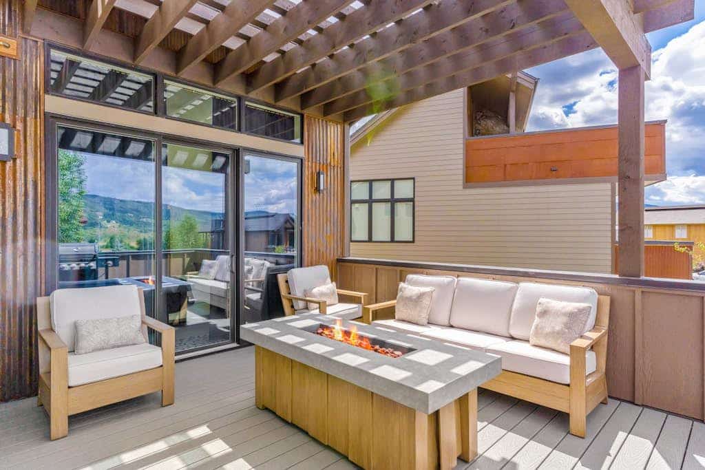 Luxury four-season retreat with amazing mountain views, grill, & fireplace