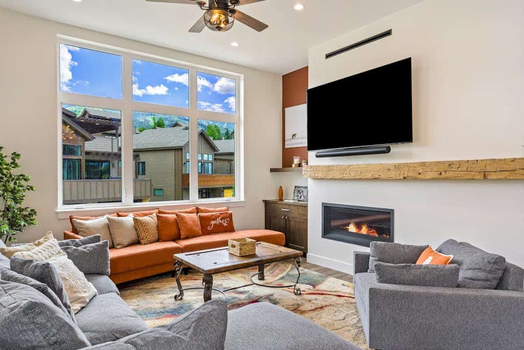 Luxury four-season retreat with amazing mountain views, grill, & fireplace