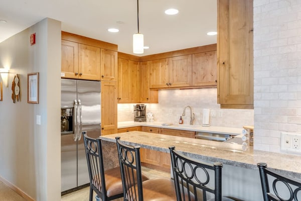 Meadows Cambridge 2 Mountain-view home with shared pool & hot tub, fireplace and central AC