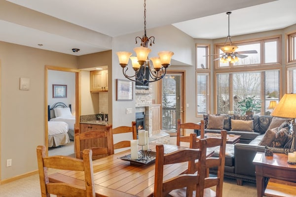 Meadows Cambridge 2 Mountain-view home with shared pool & hot tub, fireplace and central AC