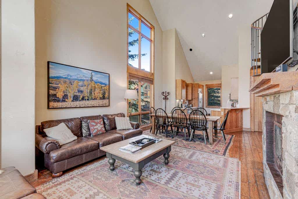 Fantastic, ski-in/out condo with patio, fireplace, grill & Washer/Dryer