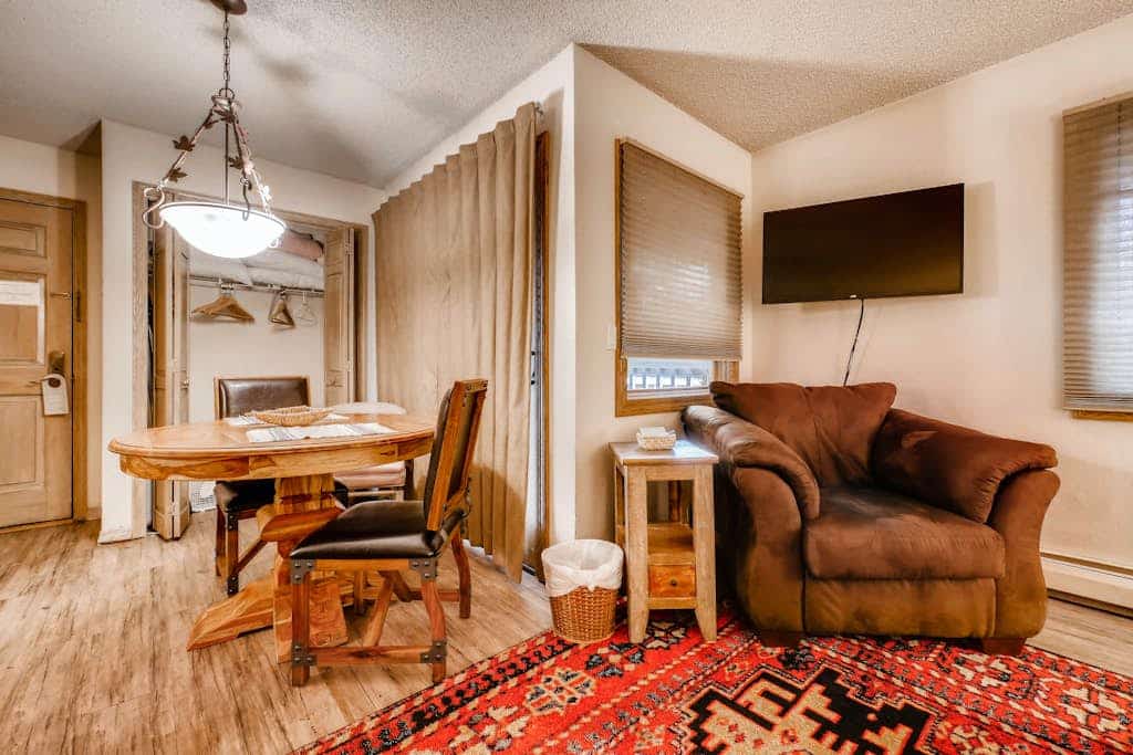 Perfect ski-condo with kitchenette, balcony, pool & fitness room