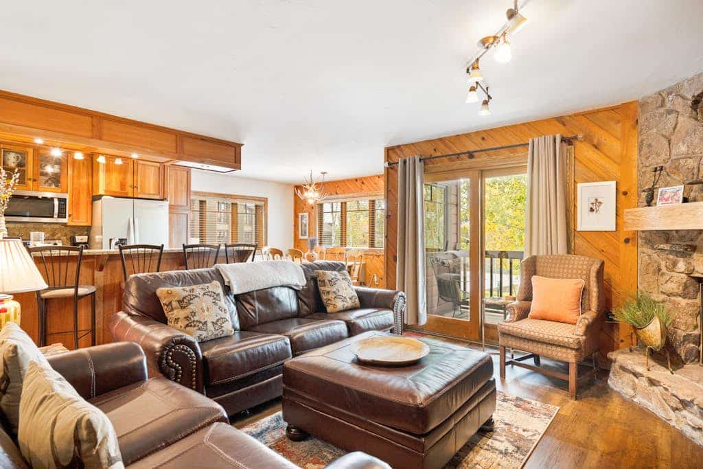 Classic ski condo with hot tub, pool, high-speed WiFi & fireplace