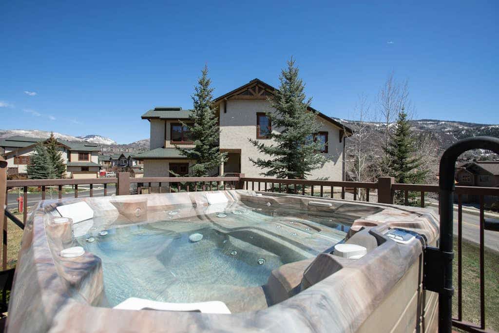 EagleRidge 1461 Spacious Corner Home w/ Incredible View, Free WiFi, Private Hot Tub & Large Deck