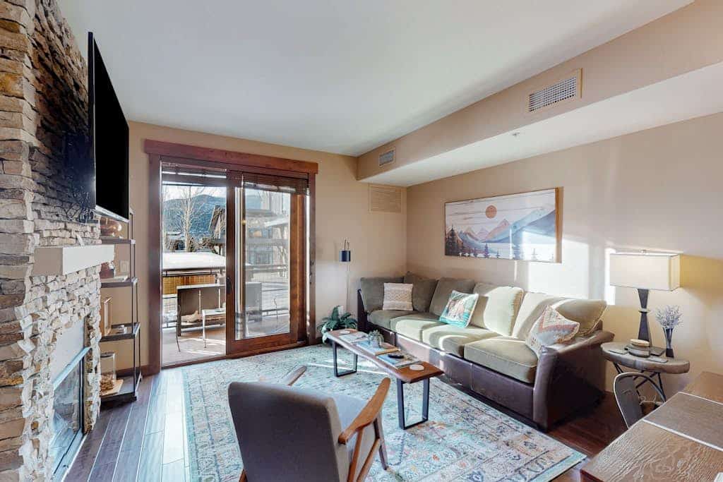 Second floor condo w/ pool & hot tub access, WiFi, gas fireplace, & full kitchen