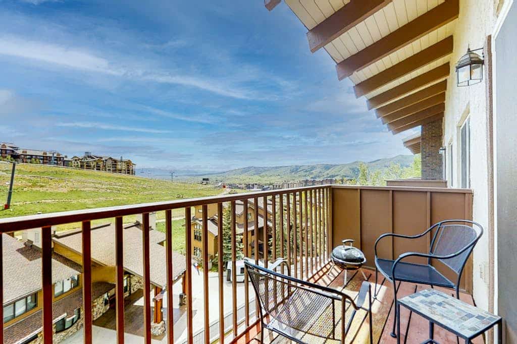 Two-Story Ski-In Condo w/Free WiFi, Gas Fireplace, Private W/D, Shared Hot Tub