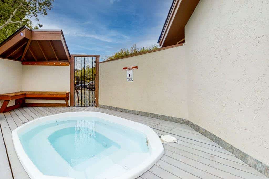 Two-Story Ski-In Condo w/Free WiFi, Gas Fireplace, Private W/D, Shared Hot Tub