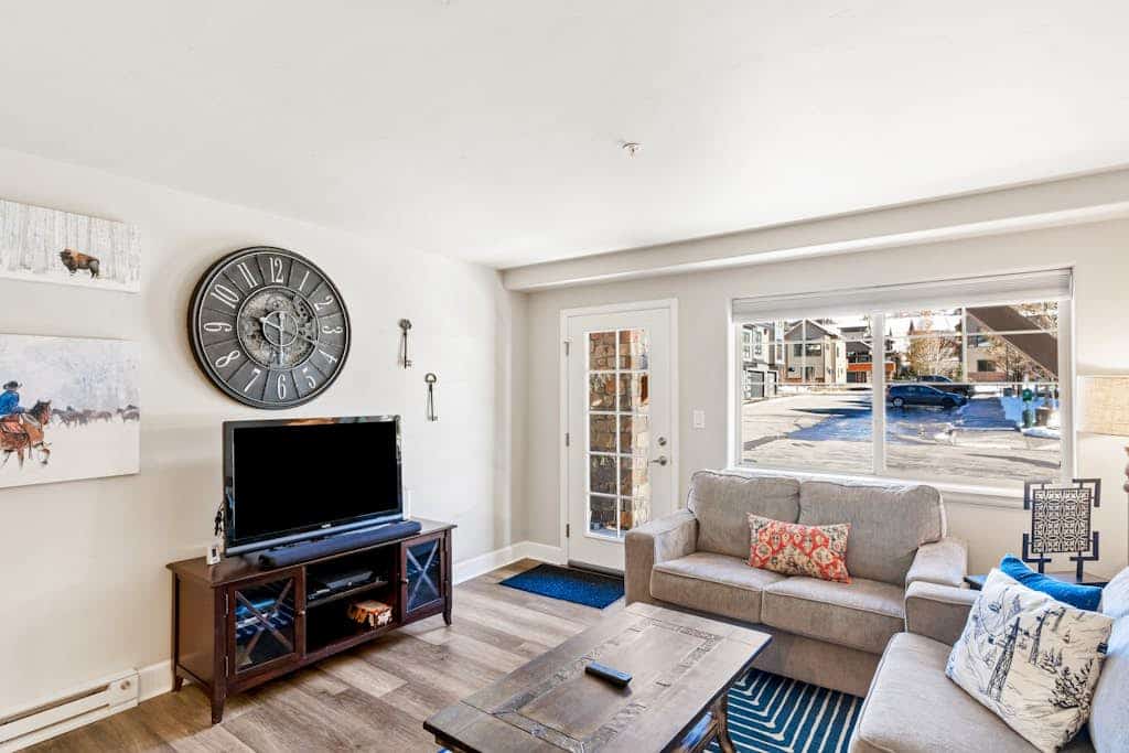 Renovated, ground-floor condo with pool, hot tubs & gym - steps to gondola