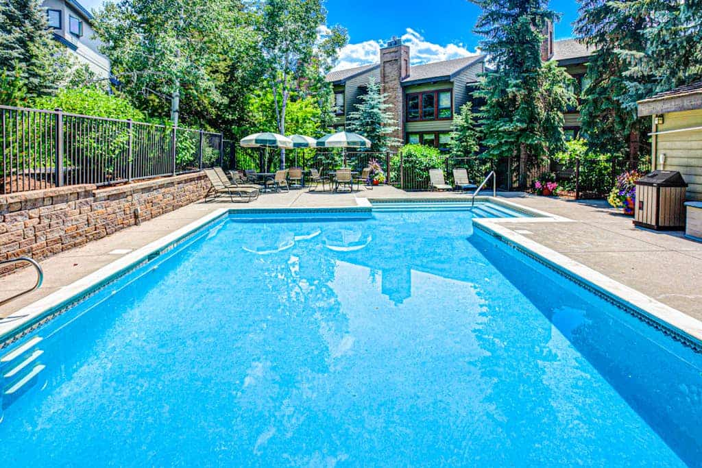 Woodsy condo walking distance to ski lift with hot tub, saltwater pool & W/D