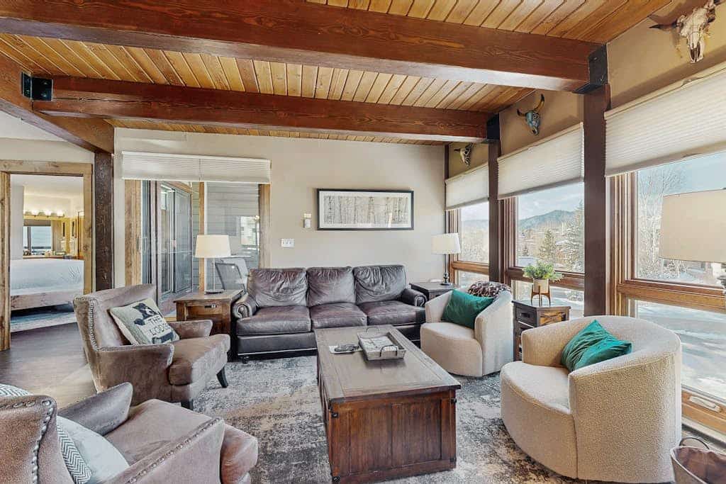 Woodsy condo walking distance to ski lift with hot tub, saltwater pool & W/D