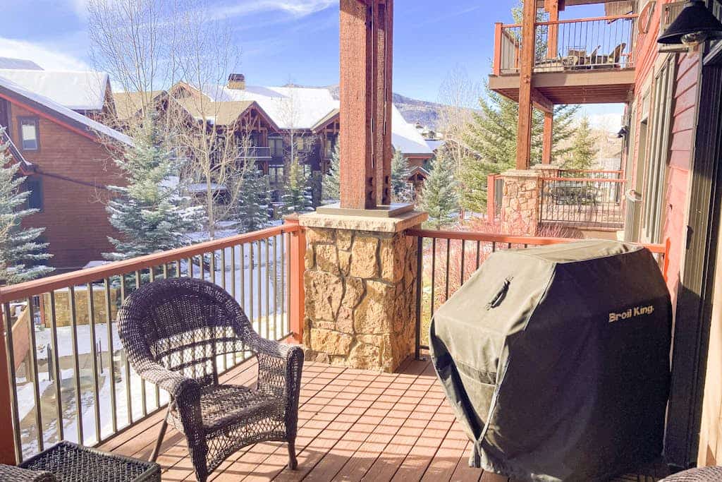 Stylish condo near slopes with fireplace, balcony, grill, pools, & hot tubs