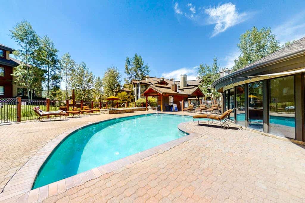 Stylish condo near slopes with fireplace, balcony, grill, pools, & hot tubs