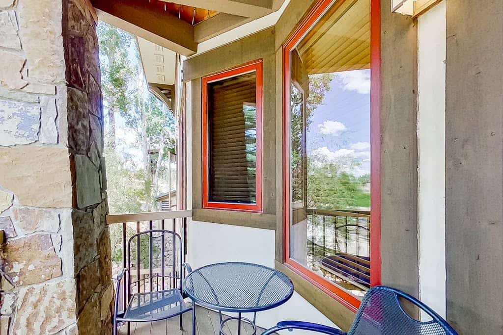 Mountain view condo with pool, hot tubs & gym - short walk to gondola