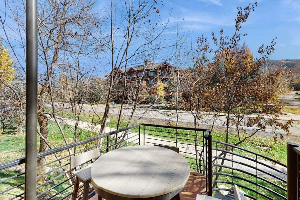 Mountain view townhome with wifi, fireplace, & W/D, Located near the slopes