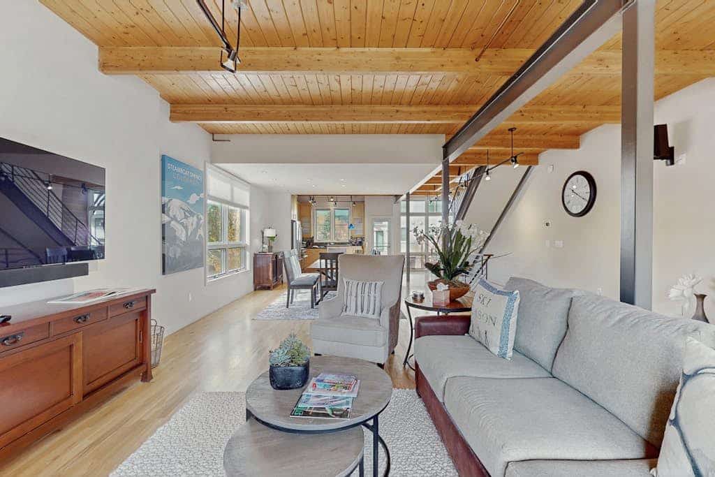 Mountain view townhome with wifi, fireplace, & W/D, Located near the slopes