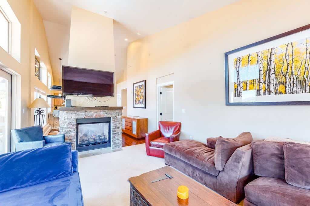 Beautiful home in complex w/ski-in/ski-out access + shared pool & hot tub/WiFi
