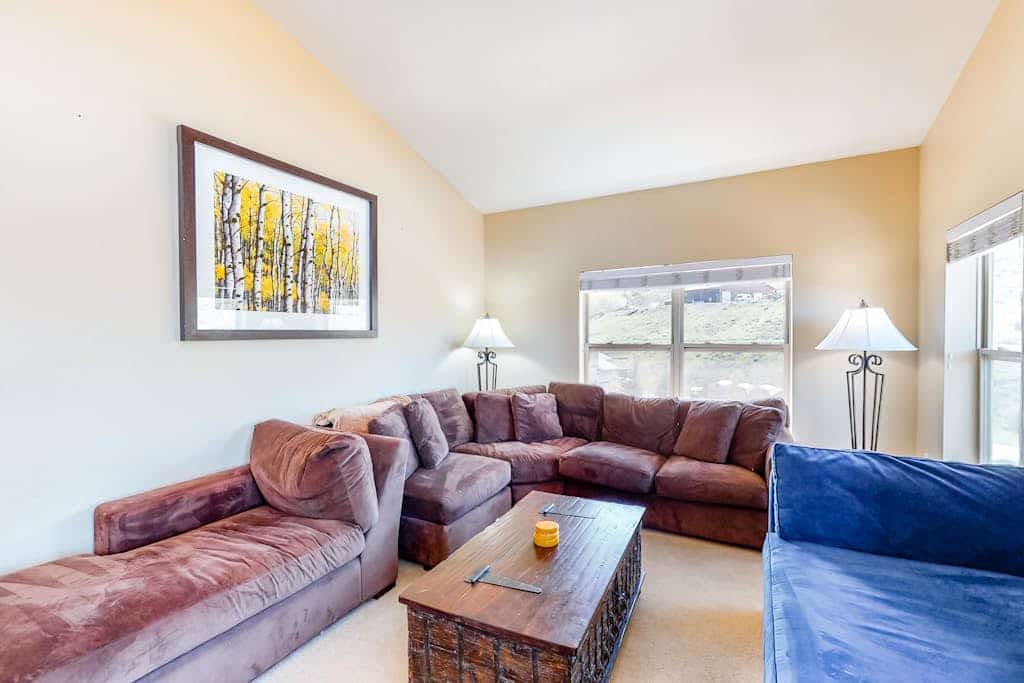 Beautiful home in complex w/ski-in/ski-out access + shared pool & hot tub/WiFi