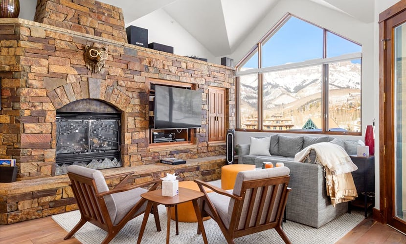 Ski-in/out designer retreat with amazing view & private hot tub - walk to dining