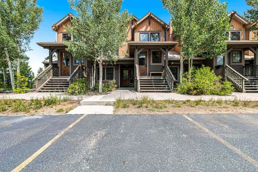 Kicking Horse Lodges 4-205