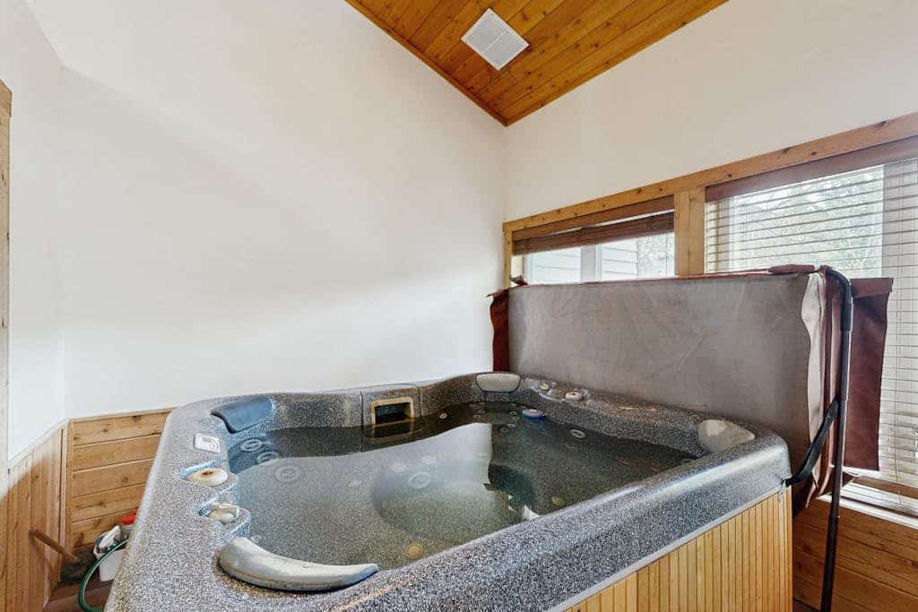 Newly remodeled mountain condo + loft w/ hot tub & near ski resort