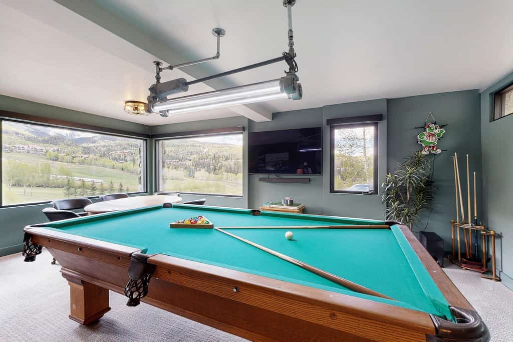 Delightful home with mountain views, sauna, game room & deck