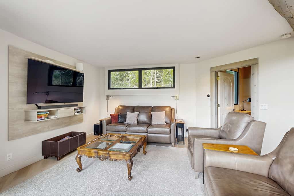 Delightful home with mountain views, sauna, game room & deck