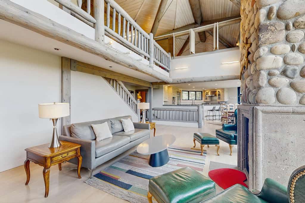 Delightful home with mountain views, sauna, game room & deck