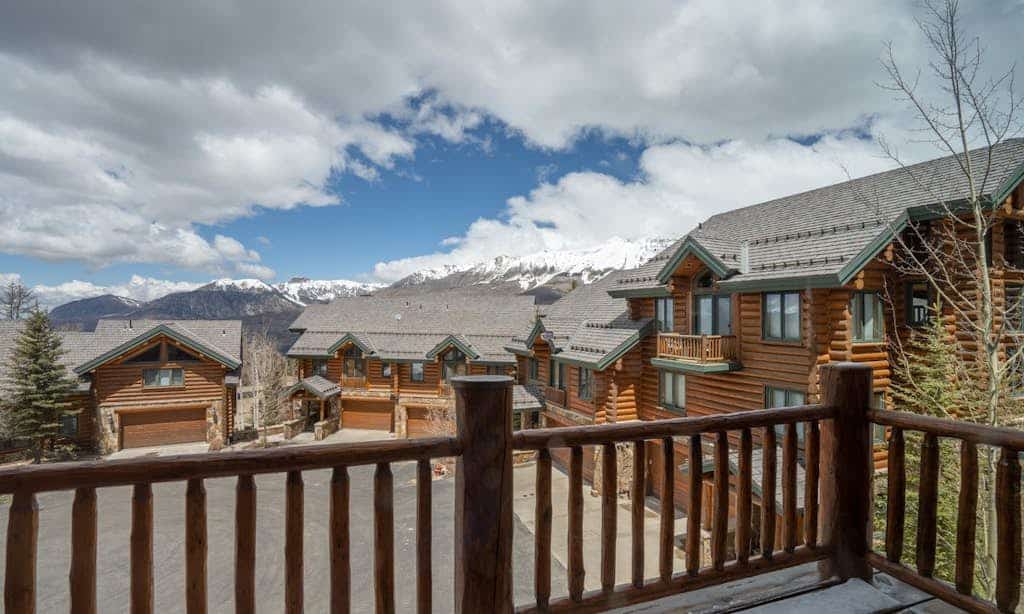 Gorgeous mountain home with balcony, fireplace & views