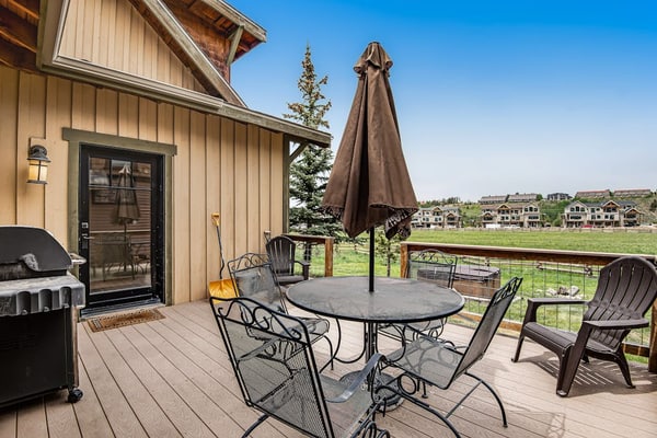 Mountain home with private hot tub, deck, grill, fireplace, Ping-Pong, & WiFi