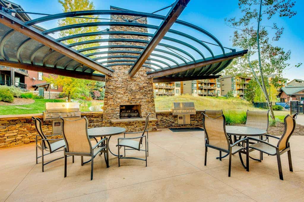 Luxurious top floor condo, steps to gondola with shared hot tub and game room