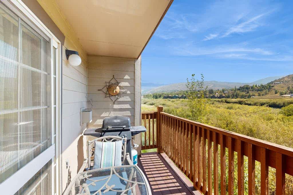 Riverfront gem with loft & stunning water views, near skiing