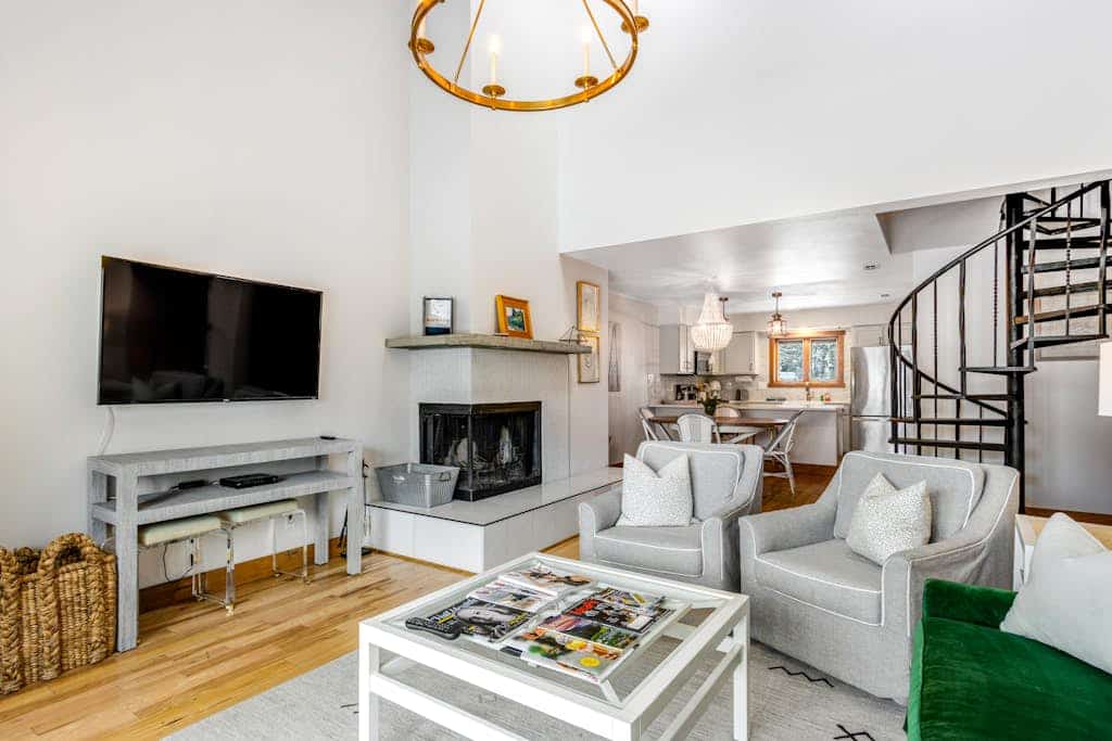 Chic mountain view condo with luxury finishes & WiFi - near skiing, on bus route