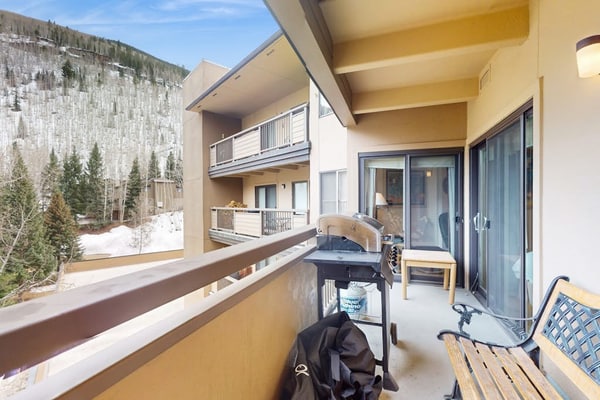 Spacious, mountain view condo next to golf/Nordic skiing with pool & hot tub