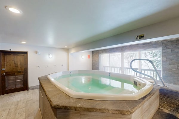 Spacious, mountain view condo next to golf/Nordic skiing with pool & hot tub