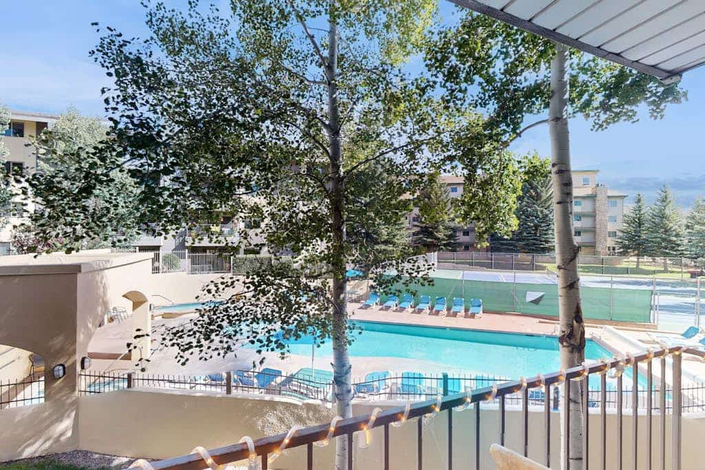 Comfy condo w/hot tub, pool & sauna access- free shuttle to slopes, walk to lake