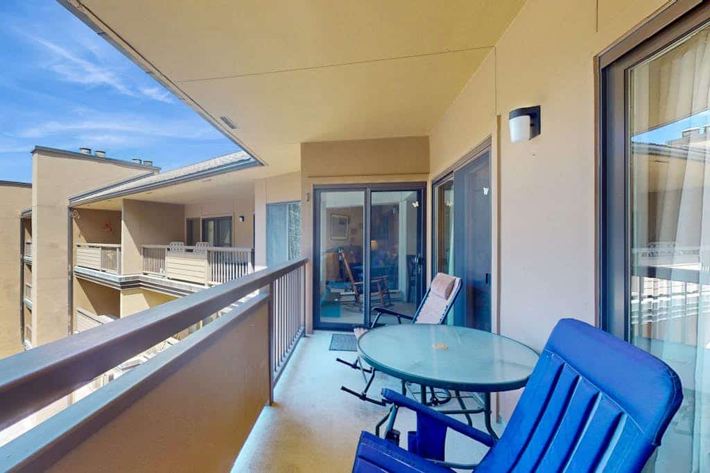 Mountain view condo next to golf/Nordic skiing with pool, hot tub & game room