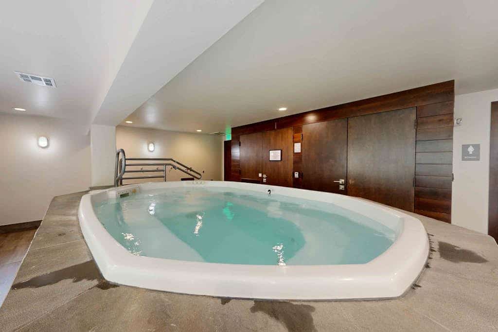 Mountain view condo next to golf/Nordic skiing with pool, hot tub & game room