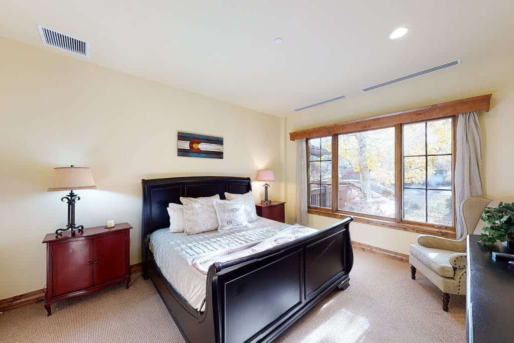 The Valley: Luxurious Ski-In/Ski-Out Condo w/ Pool, Hot Tubs, Fire Pit & Gym